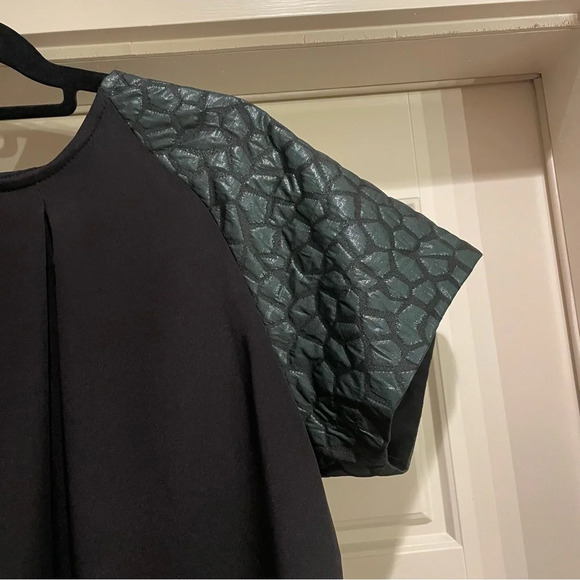 Hunter Bell Split Back Embossed Sleeve Silk Blouse Size Medium - Picture 2 of 11